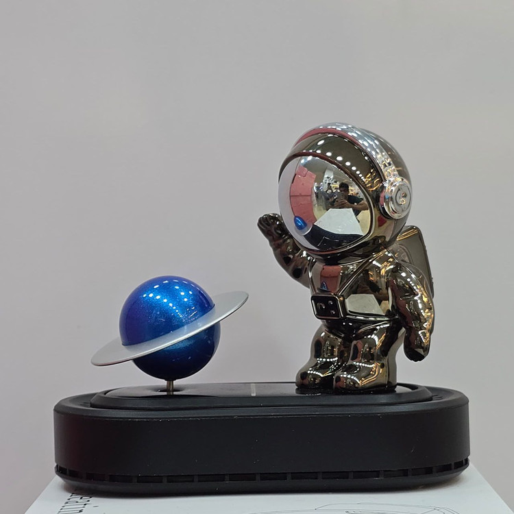 خوشبو کننده خودرو طرح آدم فضایی Astronaut design solar car air freshener