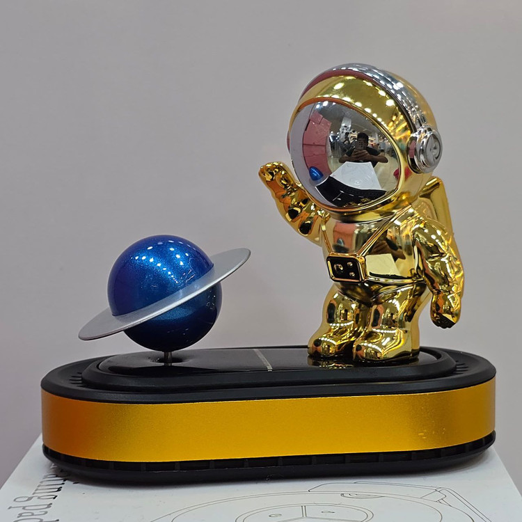 خوشبو کننده خودرو طرح آدم فضایی Astronaut design solar car air freshener
