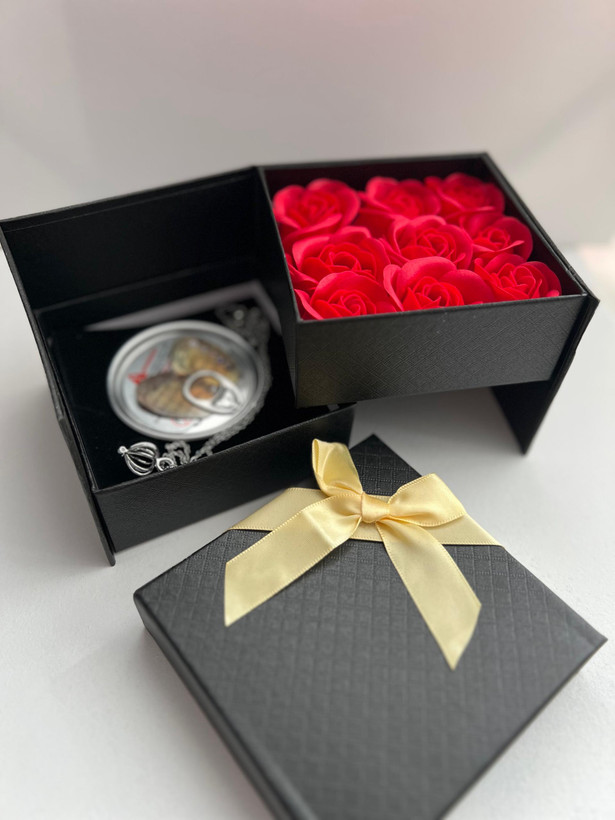 باکس کادویی گل رز و مروارید عشق