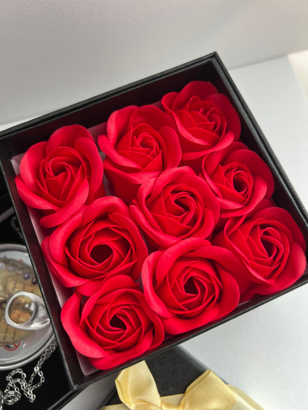 باکس کادویی گل رز و مروارید عشق